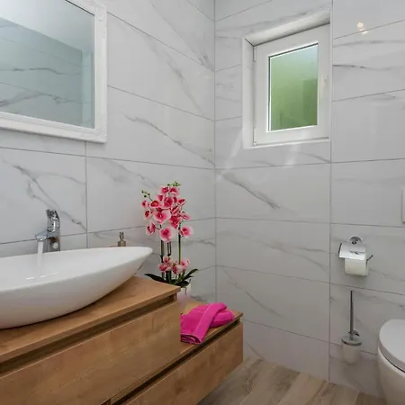 Lovely In Prolozac Donji Holiday home *